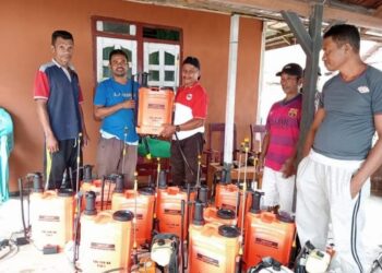 Pemdes Leku Bagi Puluhan Alat Pertanian untuk Masyarakat