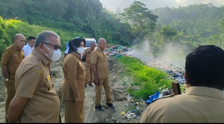Bupati Safitri Tinjau TPA Di Kecamatan Namrole