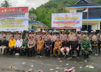 Kapolres Bursel Pimpin Apel Gelar Pasukan Operasi Mantap Brata Salawaku 2023 -2024