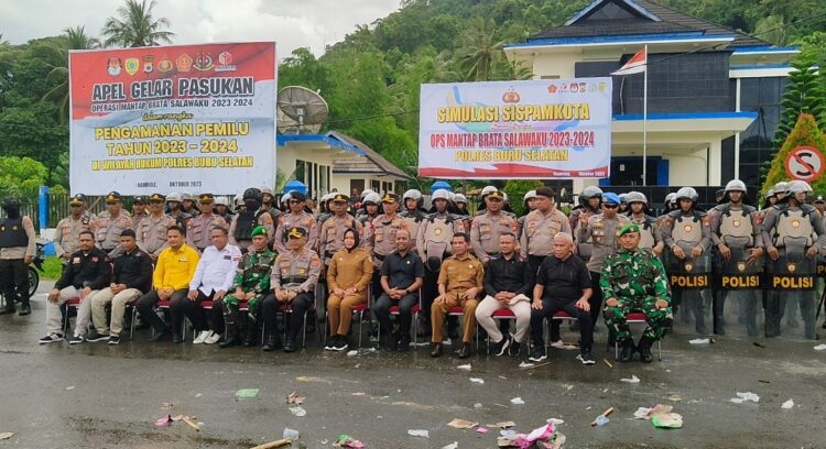 Kapolres Bursel Pimpin Apel Gelar Pasukan Operasi Mantap Brata Salawaku 2023 -2024