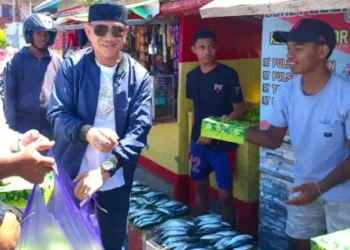 Berbagi di Jumat Berkah, MDR Ajak Kader Partai Nasdem di Buru Supaya Rajin Memberi