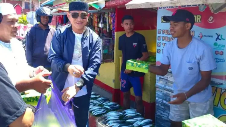 Berbagi di Jumat Berkah, MDR Ajak Kader Partai Nasdem di Buru Supaya Rajin Memberi