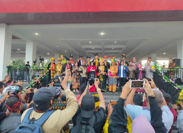 Bupati Safitri Dan Sultan Buton Sambut Pelantikan KKST Bursel, Ini Pesannya