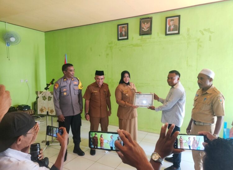 Kementerian LHK Beri Penghargaan Proklim Kepada Pemdes Masnana di Bursel, Maluku