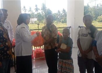 Jelang Natal Pemda Bursel Bantu Warga Kurang Mampu