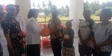 Jelang Natal Pemda Bursel Bantu Warga Kurang Mampu