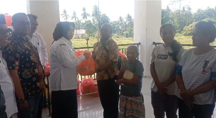 Jelang Natal Pemda Bursel Bantu Warga Kurang Mampu