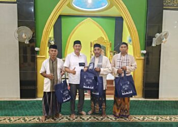 MDR Bagikan Tujuh Ratus Paket Pakaian Sholat Kepada Penghulu Masjid