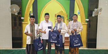 MDR Bagikan Tujuh Ratus Paket Pakaian Sholat Kepada Penghulu Masjid