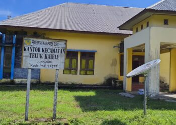 Camat dan Staf Jarang Berkantor, Pelayanan Di Kecamatan Teluk Kaiely Tak Normal