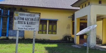 Camat dan Staf Jarang Berkantor, Pelayanan Di Kecamatan Teluk Kaiely Tak Normal