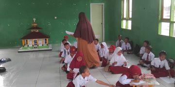 Murid SD Alahilaal Batujungku Terpaksa Belajar di Mesjid dan Gedung TPQ