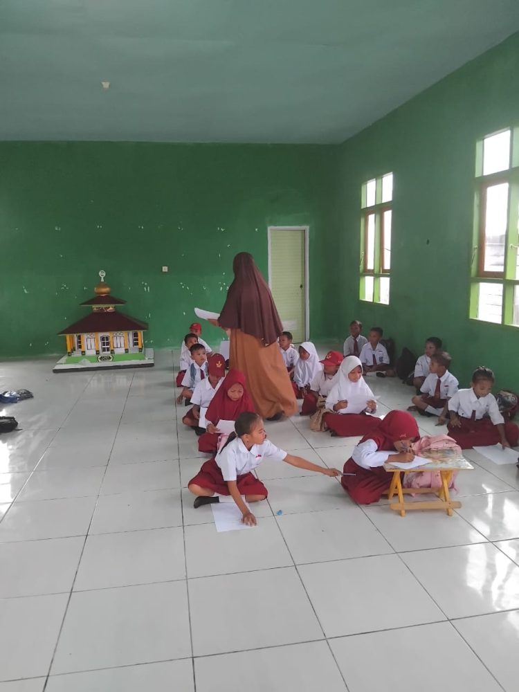 Murid SD Alahilaal Batujungku Terpaksa Belajar di Mesjid dan Gedung TPQ