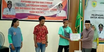 Pemkab Bursel Berikan Bantuan Dana Stimulan dan Sembako Bagi Warga Yang Terdampak Bencana