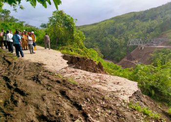 Wakil Bupati Dan Kapolres Bursel tinjau Ruas Jalan Yang Terputus Dan Longsor