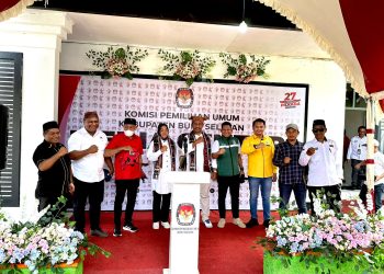Pasangan Safitri Dan Hempri Resmi Mendaftar di KPU Bursel