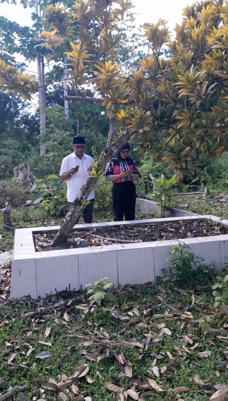 Ditengah-Tengah Aktivitas Kampanye Yang Padat, Cabup Aziz Hentihu Sempatkan Waktu Berziarah di Makam Habib Husein
