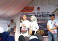 Di Namlea, MDR Temani Istri Bagikan Gaji Bulan Pertama Sebagai Anggota DPRD Buru