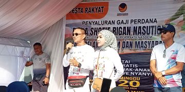 Di Namlea, MDR Temani Istri Bagikan Gaji Bulan Pertama Sebagai Anggota DPRD Buru