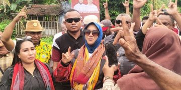 Di Desa Waefusi, Masnana dan Tikbari Pasangan Safitri – Hempri Disambut Ibu – Ibu Dengan Teriakan Menang Telak