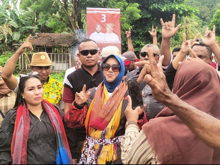 Di Desa Waefusi, Masnana dan Tikbari Pasangan Safitri – Hempri Disambut Ibu – Ibu Dengan Teriakan Menang Telak