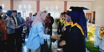 Calon Bupati Bursel Petahana Safitri Hadiri Wisuda 288 Mahasiswa Uniqbu