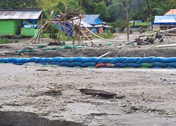 Miris, Jalan Poros Nasional di Depan Pos TNI Rusak Parah Akibat Penambangan Emas Ilegal