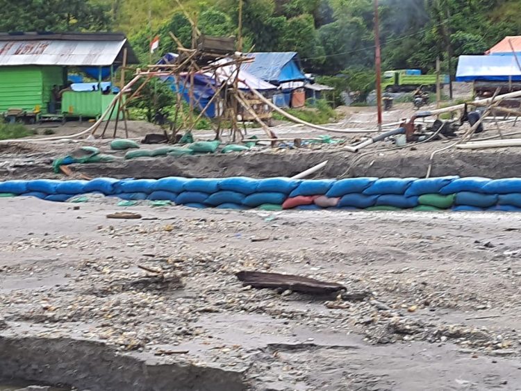 Miris, Jalan Poros Nasional di Depan Pos TNI Rusak Parah Akibat Penambangan Emas Ilegal