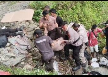 Kendaraan Pengangkut Logistik Terbalik, 4 Polisi 1 PPS Cedera