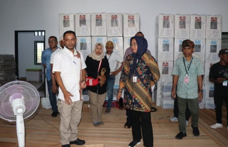 Bupati Safitri Bersama Ketua KPU Tinjau Kesiapan Gudang Logistik Pilkada 2024