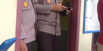 Kabag OPS Polres Buru Halangi Wartawan Liput Langsung Pleno PPK Waelata