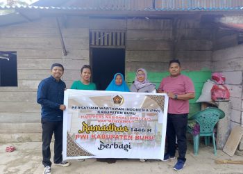 PWI Buru Bagi Sembako ke Lansia