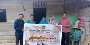PWI Buru Bagi Sembako ke Lansia