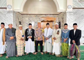 Akmil DJafa Waka Polres Buru Menjadi Khotib di Masjid Maula Ibrahim pada Sholat Idul Fitri 1446 H
