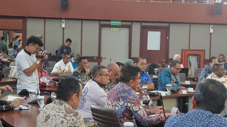 Bupati Bursel Kolaborasi Dengan Universitas Indonesia Bahas Program Pendidikan, Beasiswa dan Riset