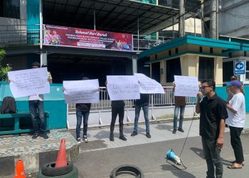 Mahasiswa Bursel Demo PLN Maluku terkait Persoalan listrik di Kecamatan Leksula