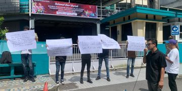 Mahasiswa Bursel Demo PLN Maluku terkait Persoalan listrik di Kecamatan Leksula