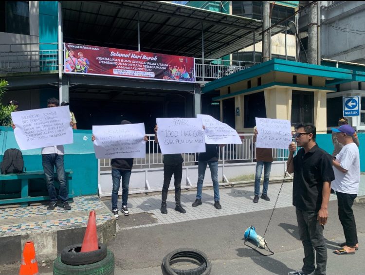 Mahasiswa Bursel Demo PLN Maluku terkait Persoalan listrik di Kecamatan Leksula