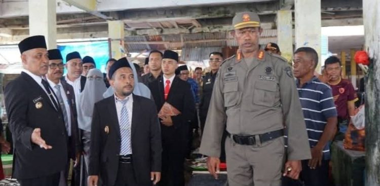 Hari Pertama Kerja, Bupati Ikram Umasugi dan Wakil Bupati Buru Sudarmo Tinjau Pasar Inpres Namlea dan RSUD
