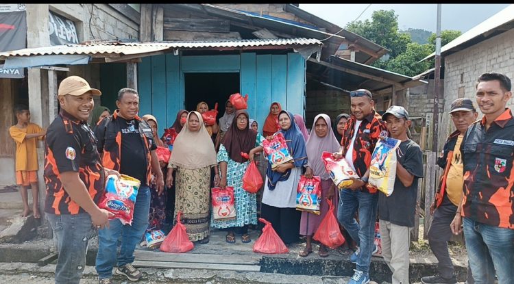 MPC Pemuda Pancasila Bursel Bagikan 500 paket Sembako Kepada Warga di Kecamatan Namrole dan Waesama