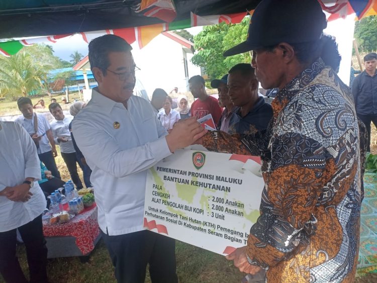 Gubernur Serahkan Bantuan Dan Tanam Kopi Liberika di SBT: Dorong Kopi Lokal Jadi Primadona Ekonomi Baru Maluku