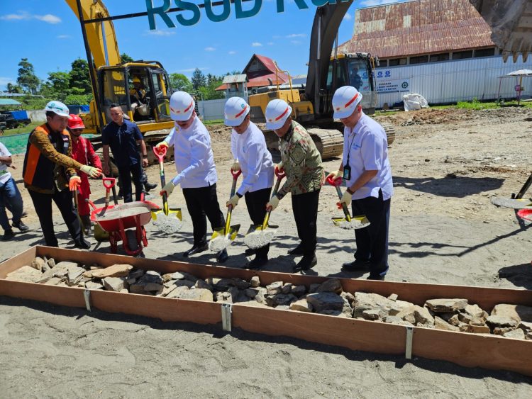 Menkes Letakan Batu Pertama Pembangunan RSUD Tipe C di Namlea