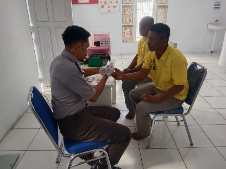Cegah Penyakit Menular, Warga Binaan Lapas Namlea Dicek Kesehatan