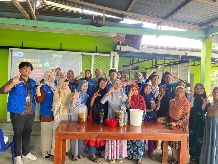 Mahasiswa KKN UINSU Gelar Workshop dan Praktik Eco Enzyme di Desa Marubun