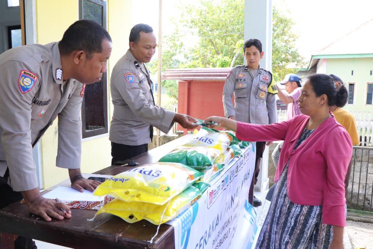 Polres Buru Gelar  Pangan Murah di Desa Lala