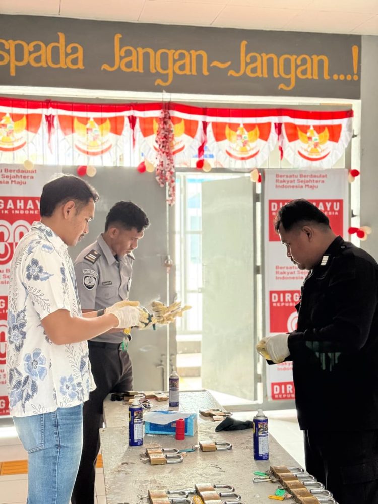 Pastikan Penunjang Keamanan Siap Dipakai, Petugas Lapas Namlea Lakukan Perawatan Sarpras