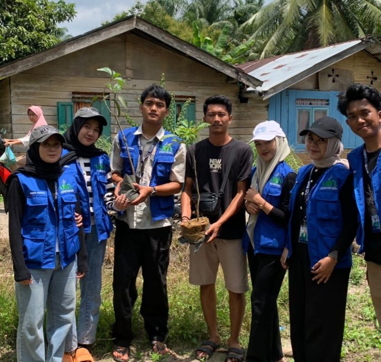 Mahasiswa KKN UINSU Gelar Kegiatan Menanam Pohon di Desa Marubun
