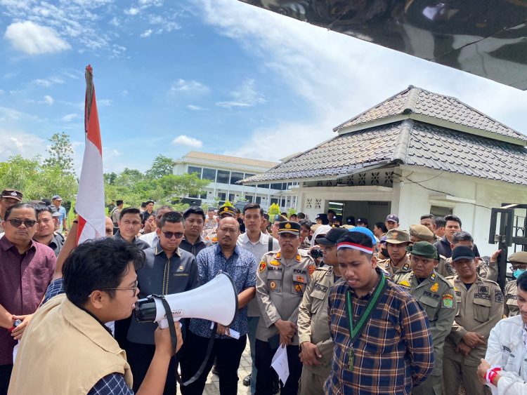 TEGAKKAN SUARA RAKYAT, HMI HADIR SEBAGAI PEMECAH KEBUNTUAN DI TANAH LABURA