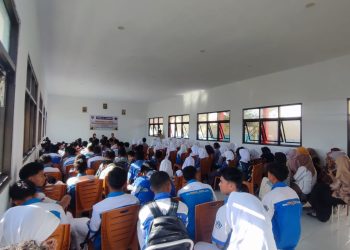 Sambangi SMK Negeri 2 Buru di Jikumerasa, Kapolsek Namlea Ingatkan Pelajar Hindari Miras