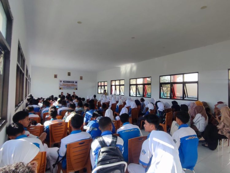 Sambangi SMK Negeri 2  Buru di Jikumerasa, Kapolsek Namlea Ingatkan Pelajar Hindari Miras